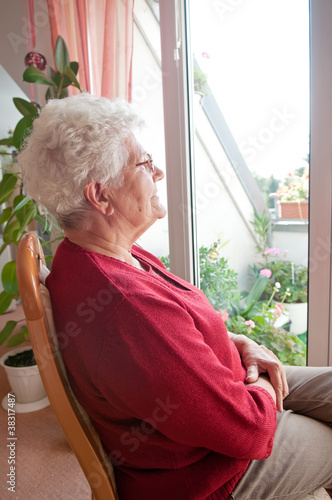 Einsame alte frau