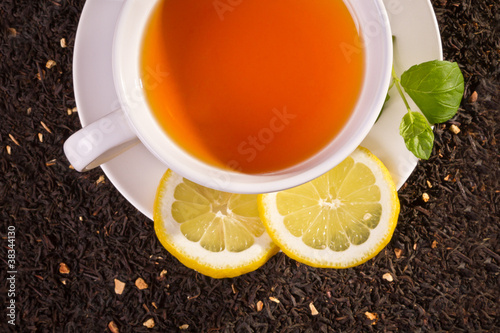 Tapeta ścienna Herbata cytrynowa i świeże liście na tle ziarna