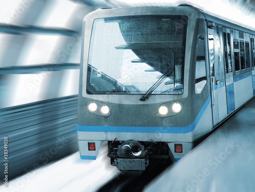 Board z aluminiowym obramowaniem Poruszający się pociąg metra