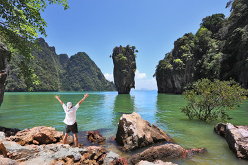 Poster - The enthusiastic tourist is stunned by beauty of  island-vase