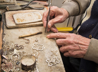 hands of  jeweller