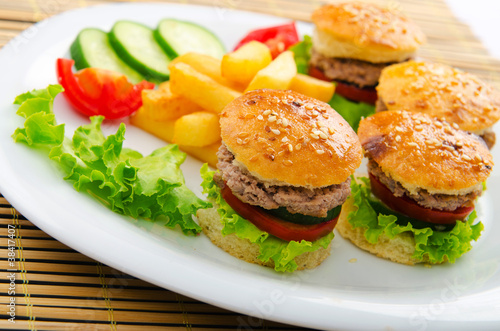 Board z aluminiowym obramowaniem Talerz z smacznymi mini burgerami