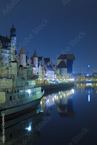 Obraz na płótnie canvas Historyczne polskie miasto gdańskie nocą