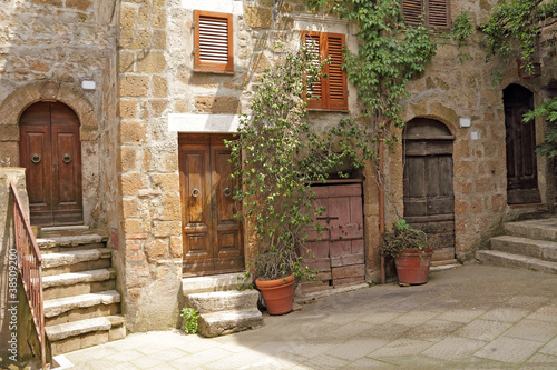 Naklejka na drzwi italian yard in tuscan village