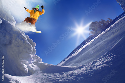 Board z aluminiowym obramowaniem Snowboardzista skoki przeciw błękitne niebo