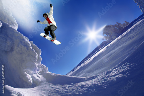 Board z aluminiowym obramowaniem Snowboardzista skoki przeciw błękitne niebo