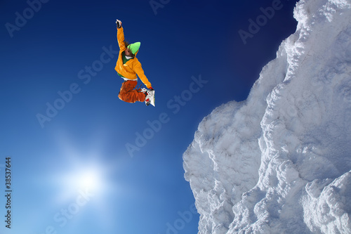 Board z aluminiowym obramowaniem Snowboardzista skoki przeciw błękitne niebo