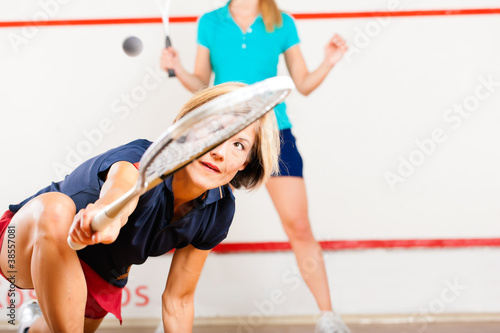 Obrazy squash  kobiety-grajace-w-squasha-na-silowni