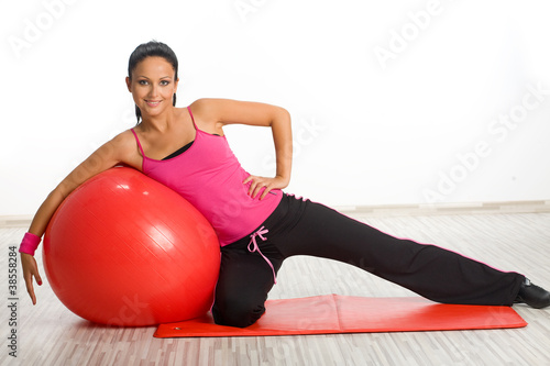 Zdjęcie XXL Kobieta robi ćwiczenia fitness