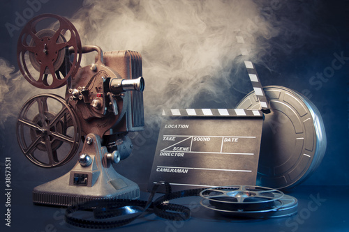 Board z aluminiowym obramowaniem Stary projektor filmowy i obiekty filmowe