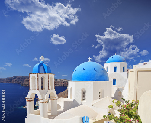 Plakat na papierze fotorealistycznym Niebieski kopułą kościoła w wiosce Oia na wyspie santorini