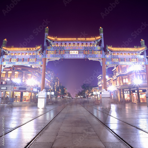 Obraz na płótnie canvas Beijing qianmen street at night, tradycyjna ulica handlowa
