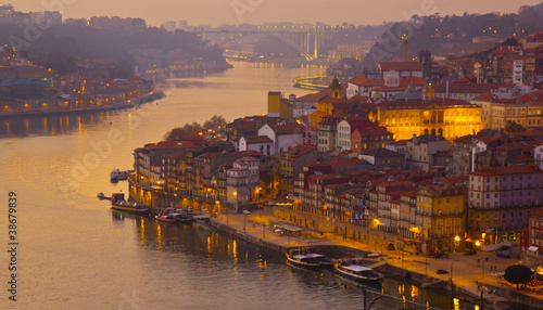 Naklejka samoprzylepna Stare miasto porto na zachód słońca, portugalia
