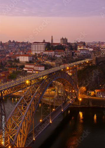 Naklejka samoprzylepna Stare miasto porto na zachód słońca, portugalia