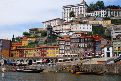 Naklejka samoprzylepna Ribeira i wina łodzie (rabelo) na rzece douro, porto, portugalia