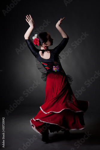 Board z aluminiowym obramowaniem Młoda kobieta tańczy flamenco na czarno