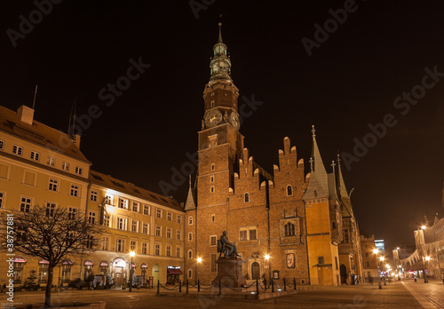 Board z aluminiowym obramowaniem Wrocław w polsce - stare miasto nocą