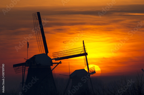 Naklejka samoprzylepna Wiatraki o zachodzie słońca, kinderdijk, holandia
