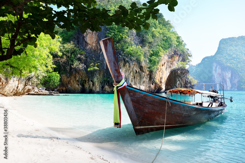 Naklejka dekoracyjna Długa łódź na wyspie w Tajlandii