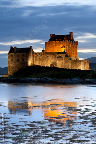 Board z aluminiowym obramowaniem Eilean donan zamek o zmierzchu, Szkocja