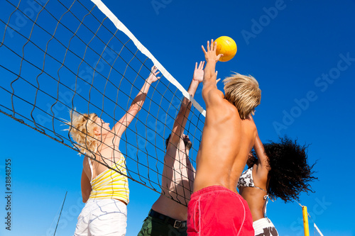 Board z aluminiowym obramowaniem Przyjaciele grają w siatkówkę plażową
