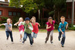 Leinwandbild Motiv Gruppe Kinder läuft auf Schulhof