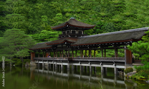 Tapeta ścienna Kryty most w heian jingu shrine (kyoto, japonia)