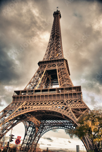 Naklejka na szybę Bottom-Up view of Eiffel Tower, Paris