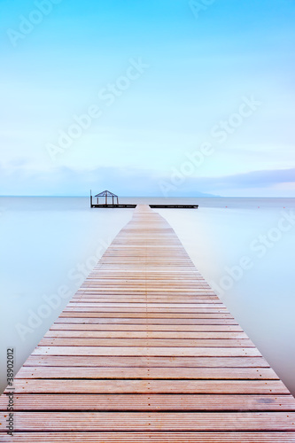 Tapeta ścienna Drewniane molo w zimnej atmosferze. 