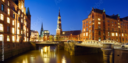 Board z aluminiowym obramowaniem Hamburg nocą