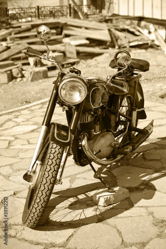 Naklejka nad blat kuchenny Retro motorcycle in court yard