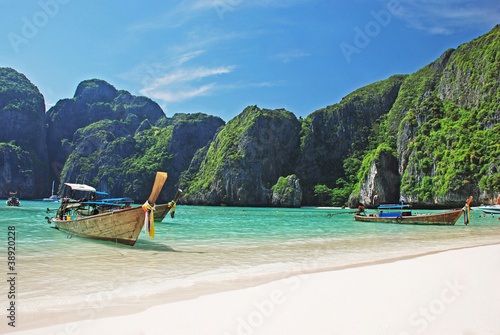 Plakat na papierze fotorealistycznym Tropikalna plaża na wyspie Koh Phi Phi, Tajlandia