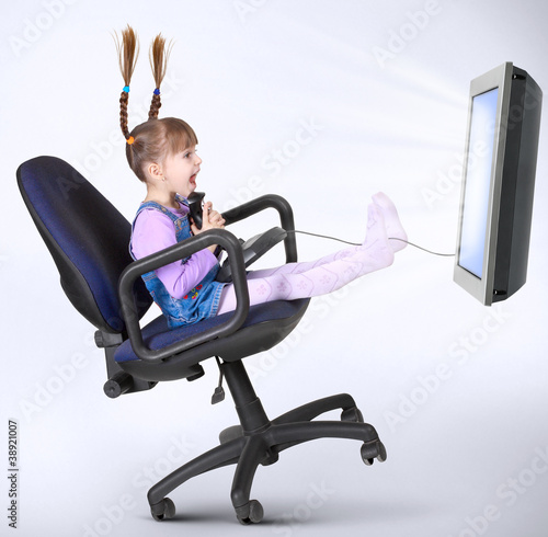 dziecko-dziewczynka-grajac-w-gre-komputerowa
