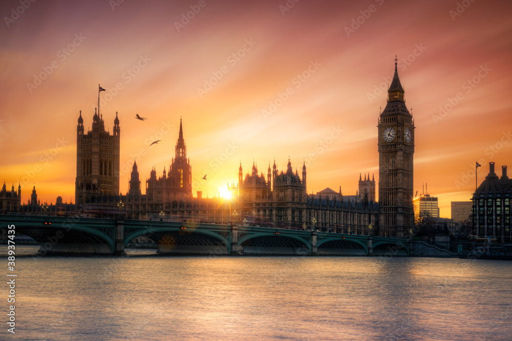 Big Ben w Londynie w promieniach wschodzącego słońca - obrazy, fototapety, plakaty 