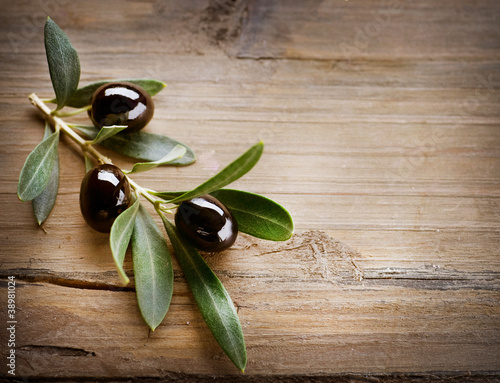 Naklejka - mata magnetyczna na lodówkę Olives on a Wood background