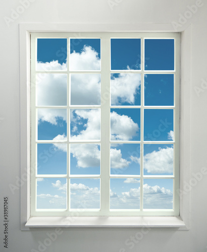 Plakat na papierze fotorealistycznym Nowoczesne okno mieszkalne z chmurami (zawiera ścieżkę przycinającą)