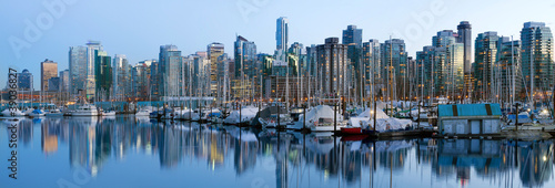 Obraz na płótnie canvas dwuczęściowy "dyptyk" Vancouver bc skyline wzdłuż fałszywej zatoczki
