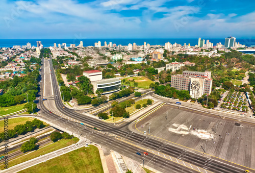 Obraz na płótnie canvas Havana w słoneczny dzień z placem rewolucji
