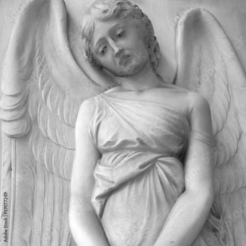 Board z aluminiowym obramowaniem Smutny relief anioła cmentarza na monumentalnym włoskim cmentarzu, stagl