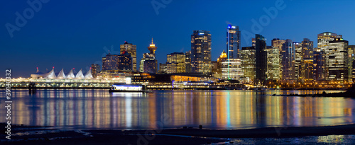 Board z aluminiowym obramowaniem Vancouver bc odbicie panoramę miasta