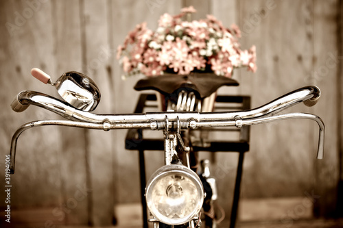 Nowoczesny obraz na płótnie Old bicycle and flower vase