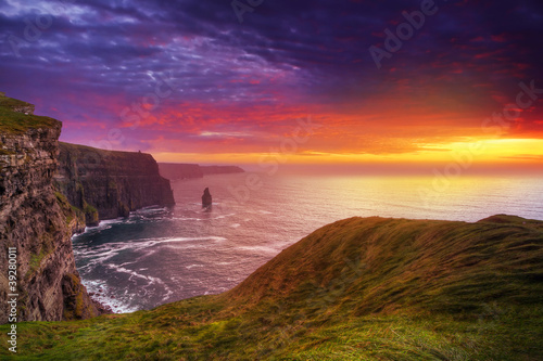 Fotografía Idyllic Cliffs of Moher at sunset, Co. Clare, Ireland