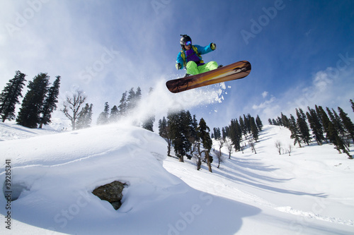 Board z aluminiowym obramowaniem Niesamowity skok na snowboardzie