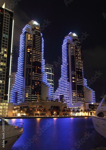 Fotoboard na płycie Dubai Marina w nocy, zjednoczone emiraty arabskie