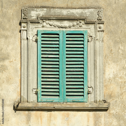 piekne-stare-okno-z-niebieska-drewniana-okiennica-wlochy
