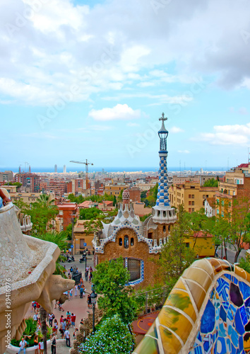 Plakat na papierze fotorealistycznym Dom imbirowy chleb zaprojektowany przez Gaudiego w parku Guell w Barcelonie