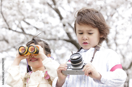 双眼鏡を覗き込む女の子とカメラを持つ男の子 Stock Photo Adobe Stock