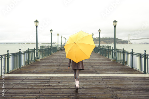 Naklejka na szybę girl walking with umbrella