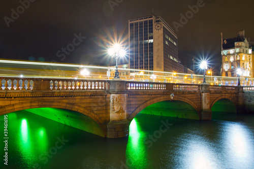 Board z aluminiowym obramowaniem O'connell most uliczny w dublinie w nocy, Irlandia