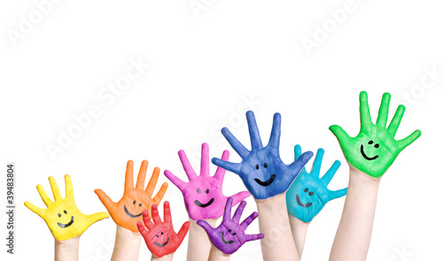 Plakat na zamówienie lachende Kinderhände in regenbogenfarben